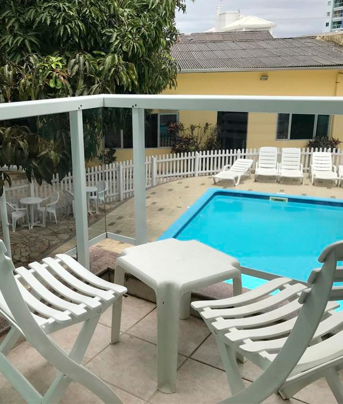 Quarto com vista para a piscina